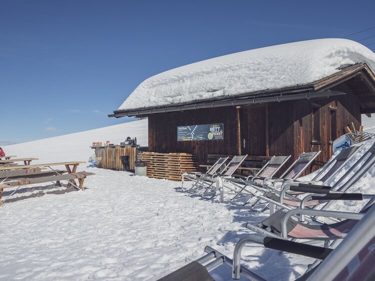 Liegestühle sorgen für die wahre Erholung in der Nülli Schneebar auf dem Rinderhorn. | © Davos Klosters Mountains