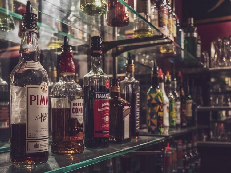 Bottles stand behind the bar in the bar Bolgenschanze. | © Davos Klosters Mountains