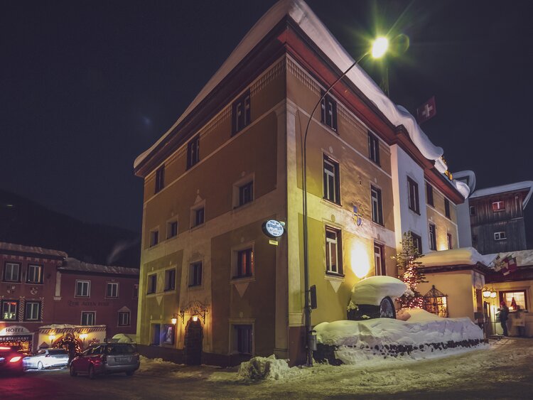 Blick auf die Musikbar Rotliechtli von aussen bei Nacht. | © Davos Klosters Mountains