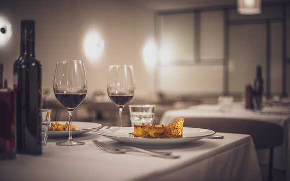 Gedeckter Tisch mit Rotwein uns Dessert | © Davos Klosters Mountains 