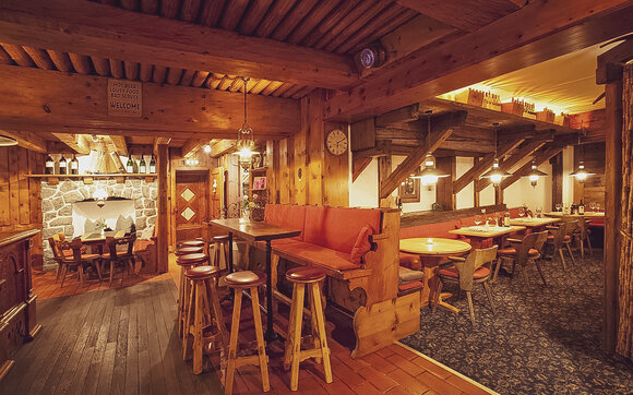 Altes Holzwerk und heimelige Stimmung in der Montana Stube in Davos. | © Davos Klosters Mountains