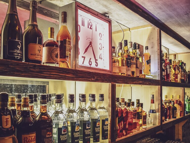 Bottles at the bar in the Stall Valär | © Davos Klosters Mountains