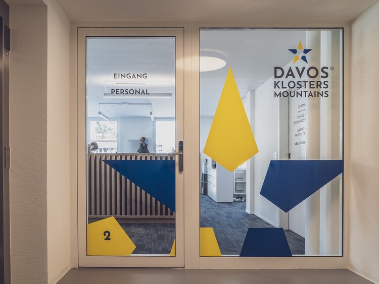 Glastüre mit Durchgang zur Personalabteilung  | © Davos Klosters Mountains 
