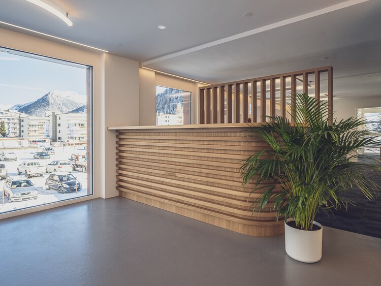 Büro mit Rezeption und Zimmerpflanze  | © Davos Klosters Mountains 