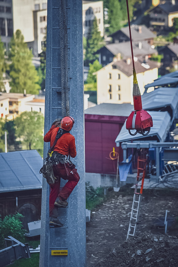 Arbeiter führen Wartungsarbeiten am Sessellift Carjöl durch. | © Davos Klosters Mountains