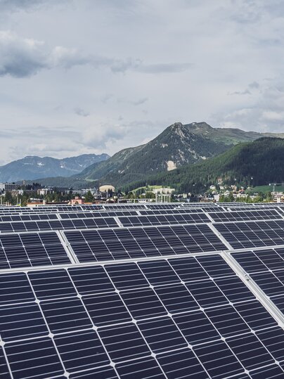 Solarflachdach Ochsen 2 mit Seehorn im Hintergrund | © Davos Klosters Mountains