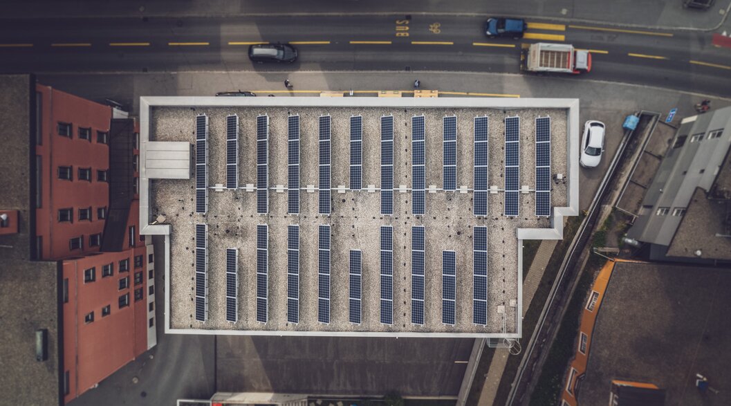 Solaranlage auf dem Flachdach | © Davos Klosters Mountains