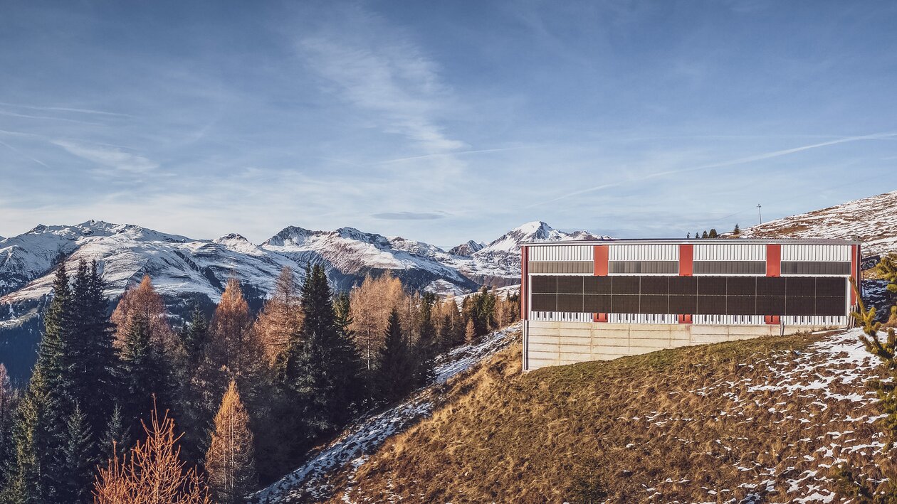 Seitliche Aussenansicht eines Werkhofs mit Solarpanel auf Bergstation  | © Davos Klosters Mountains 