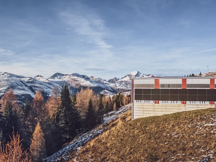 Seitliche Aussenansicht eines Werkhofs mit Solarpanel auf Bergstation  | © Davos Klosters Mountains 