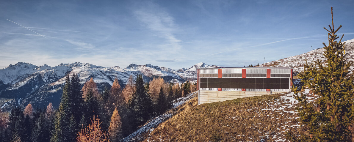 Seitliche Aussenansicht eines Werkhofs mit Solarpanel auf Bergstation  | © Davos Klosters Mountains 