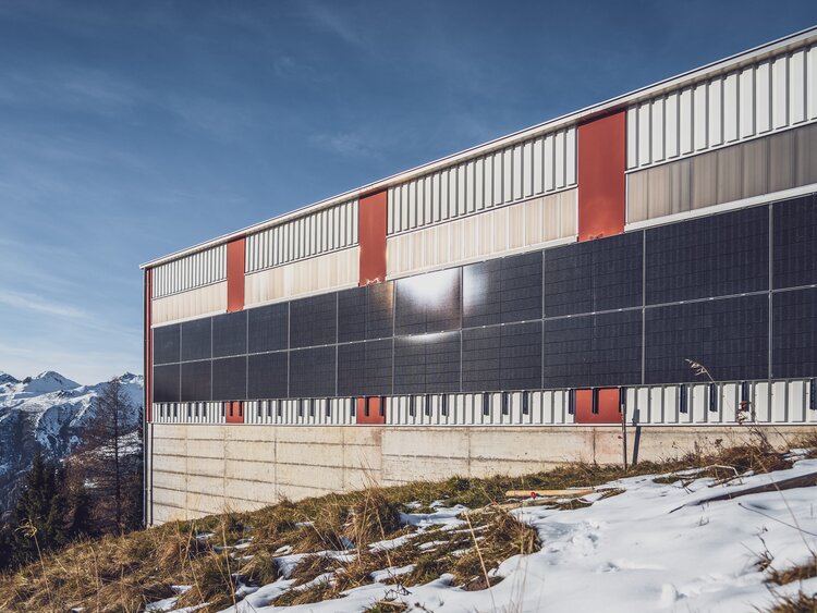 Seitliche Aussenansicht eines Werkhofs auf Bergstation mit Solarpanel | © Davos Klosters Mountains 
