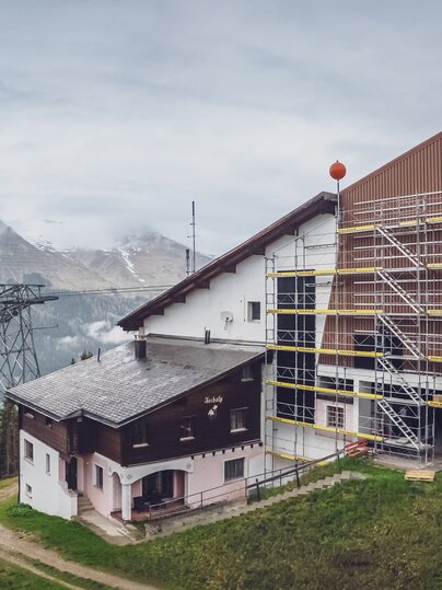 An die Fassade der Talstation auf Jschalp werden mit einem Gerüst Solaranlagen montiert.   | © Davos Klosters Mountains