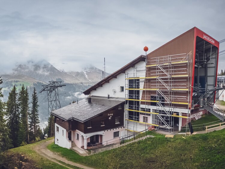 An die Fassade der Talstation auf Jschalp werden mit einem Gerüst Solaranlagen montiert.   | © Davos Klosters Mountains