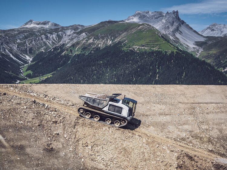 Raupenfahrzeug am Aushub transportieren | © Davos Klosters Mountains 