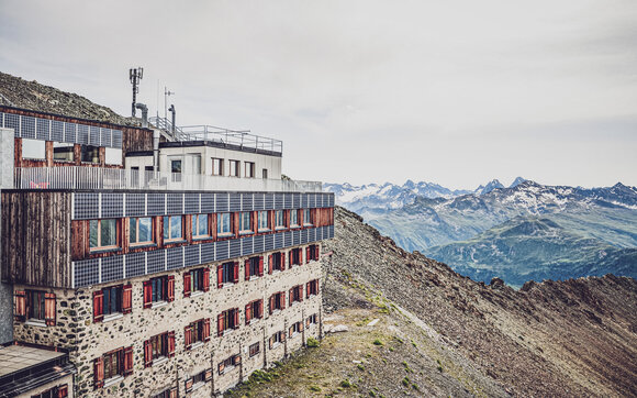 Seitenansicht älteres, mehrstöckiges Gebäude mit Fenstern und Solarpanels  | © Davos Klosters Mountains 