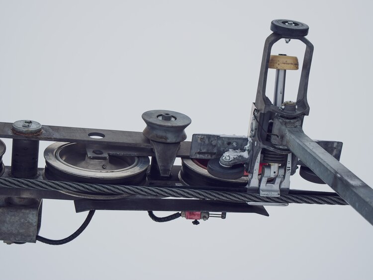 Sesselliftrollen auf dem Tragseil | © Davos Klosters Mountains