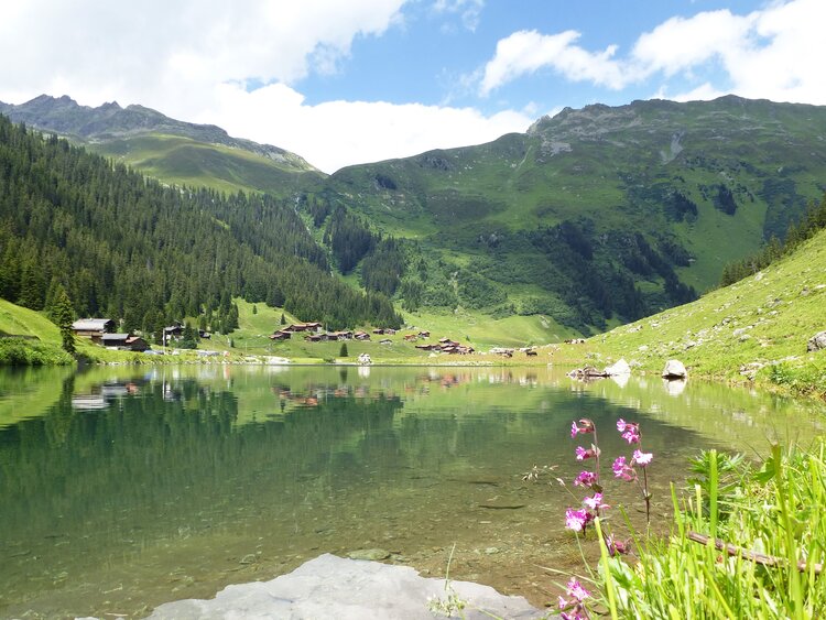 Blick über den Schlappinsee zu den Bergen auf Madrisa. | © Davos Klosters Mountains