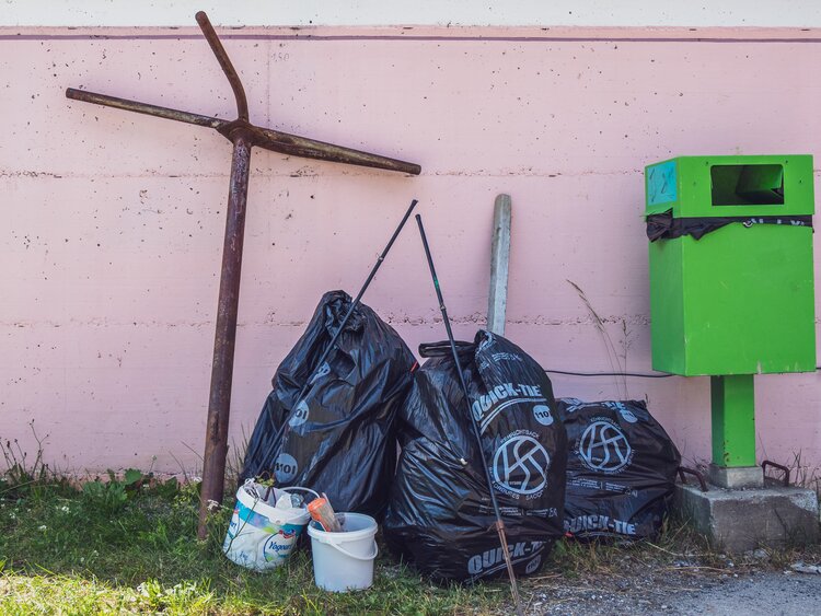 Der gefundene Abfall wird an der Mittelstation Jschalp vor einer rosa Wand aufgereiht.  | © Davos Klosters Mountains