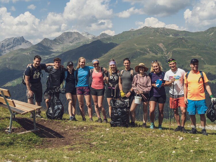 Die elf Teilnehmer des Umweltcamps stellen sich zu einem Gruppenbild auf dem Jakobshorn zusammen.  | © Davos Klosters Mountains