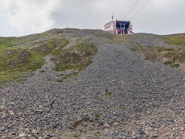 Teilnehmer des Umweltcamps sammeln unterhalb der Bergstation Jakobshorn Abfall zusammen.   | © Davos Klosters Mountains