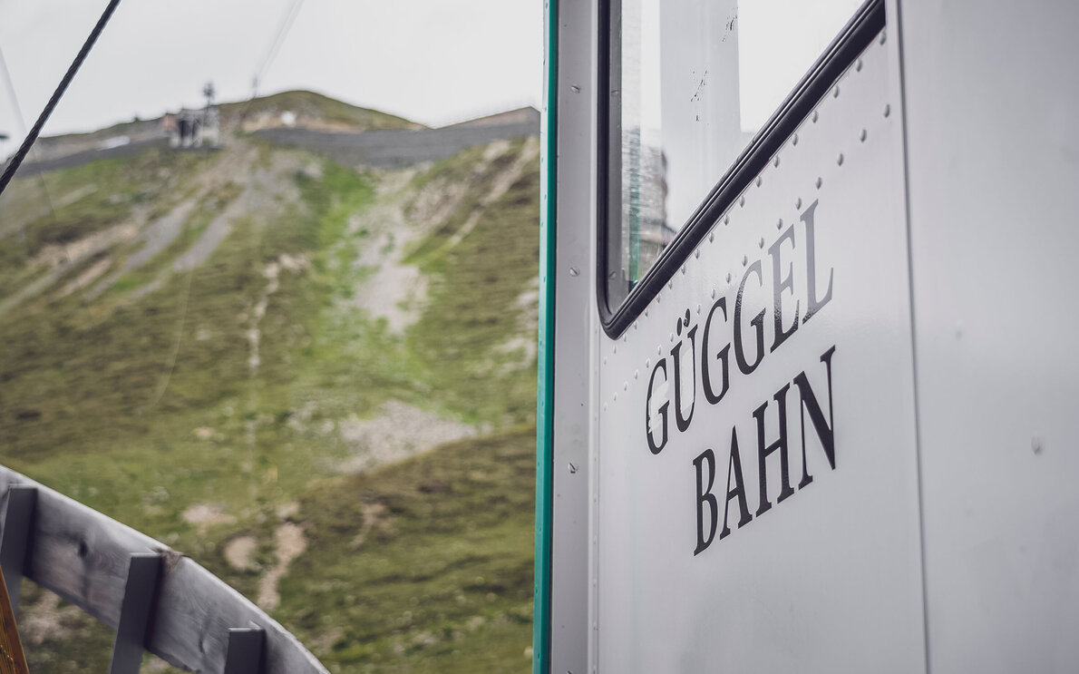 Die Kabine der Güggelbahn ist mit ihrem Namen beschriftet.  | © Davos Klosters Mountains