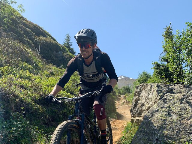Ein Biker fährt auf dem Trail und hat sichtlich Spass.  | © Christoph Koch