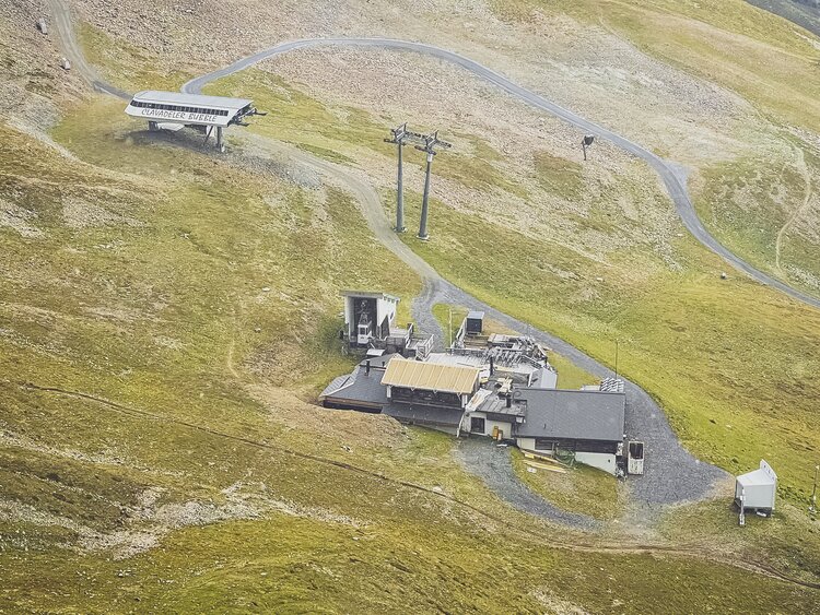 Im Bergrestaurant Chalet Güggel auf dem Jakobshorn wird im Sommer das Dach saniert. | © Davos Klosters Mountains