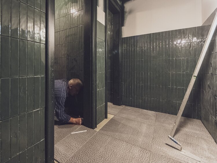 In den Toiletten der Musikbar Rotliechtli werden im Stile des Hotels neue Platten gelegt.  | © Davos Klosters Mountains
