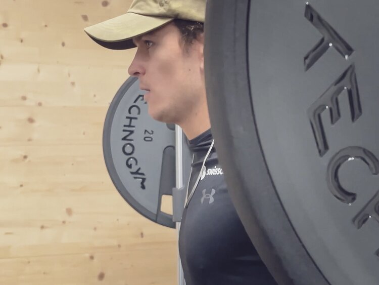 Mit Krafttraining im Fitness Studio kann der Freeskier Kim Gubser Verletzungen vorbeugen. | © Davos Klosters Mountains