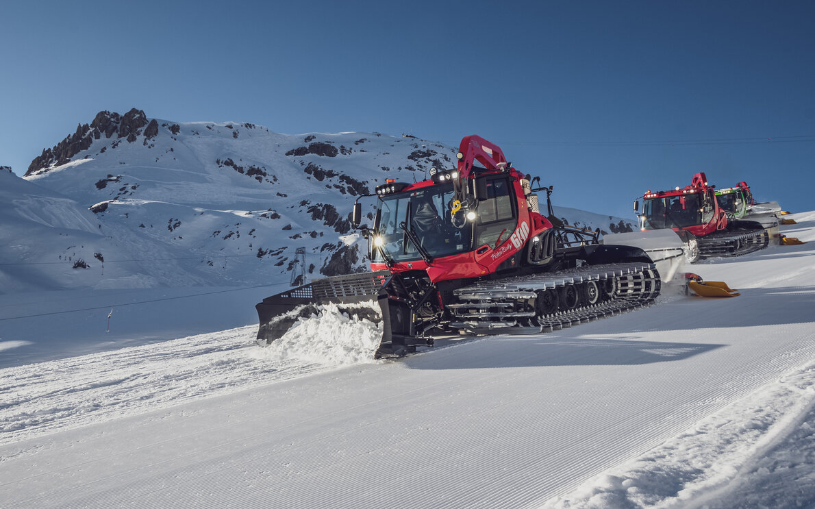 Mehrere Pistenbully am Pisten präparieren | © Davos Klosters Mountains 