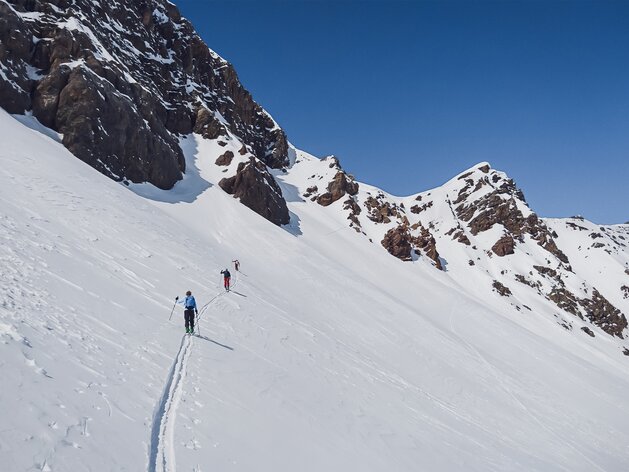 Drei Skitourengänger sind hintereinander auf der gleichen Spur unterwegs. | © Davos Klosters Mountains