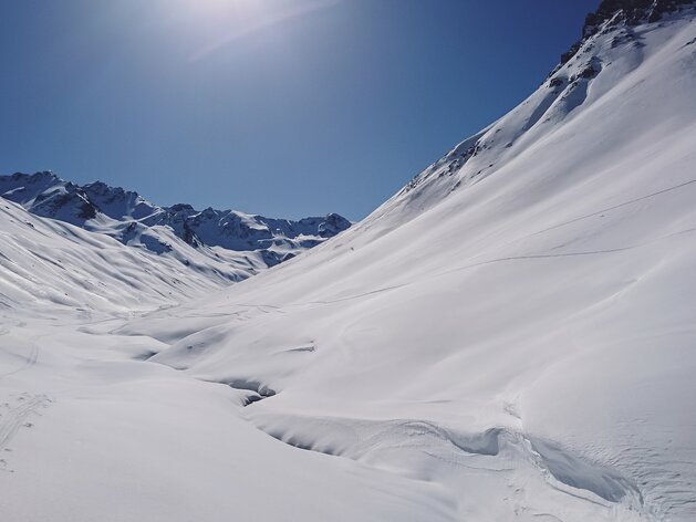 Blick über eine unberührte Schneelandschaft in das Chüealptal nahe Sertig Dörfli. | © Davos Klosters Mountains