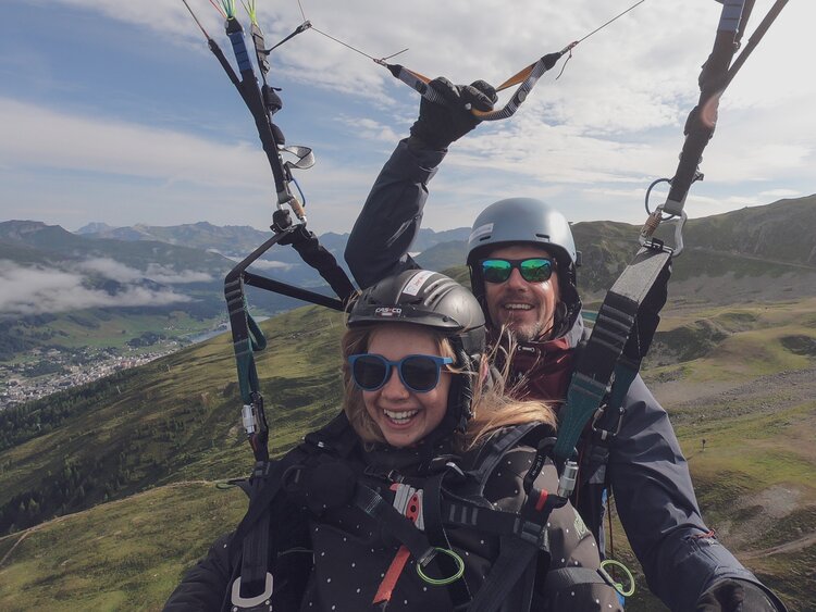 Der erste Tandemflug mit einem Paraglide macht sichtlich Spass. | © Davos Klosters Mountains