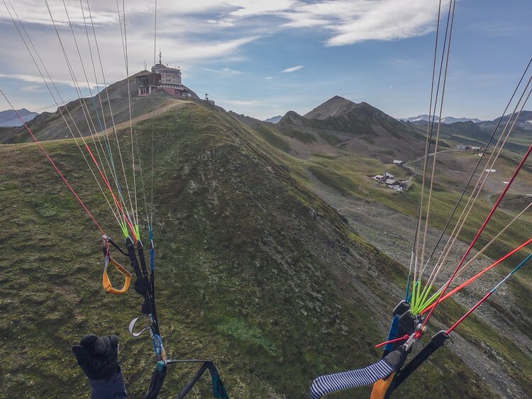 Paragliding Flug in Richtung Jakobshorn Bergstation, die Steuerleinen des Schirmes im Vordergrund. | © Davos Klosters Mountains