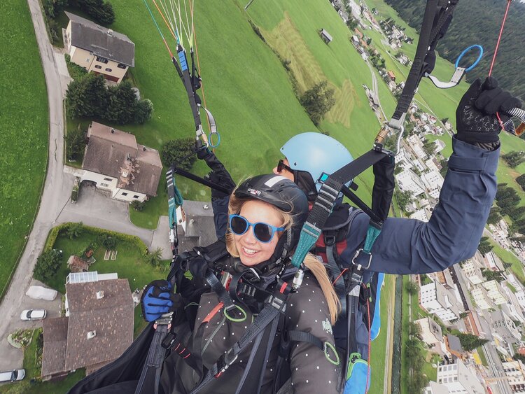 Der Pilot fliegt einige Manöver und Flugfiguren über Davos.  | © Davos Klosters Mountains