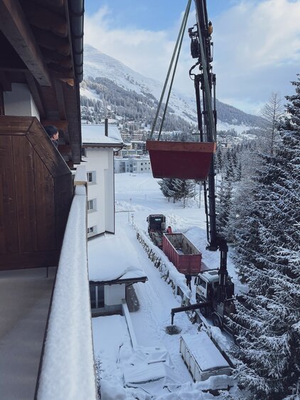 Mit dem Lastwagen Kran wird der Container in den oberen Stock des Hotel Waldhuus gehievt.  | © Davos Klosters Mountains