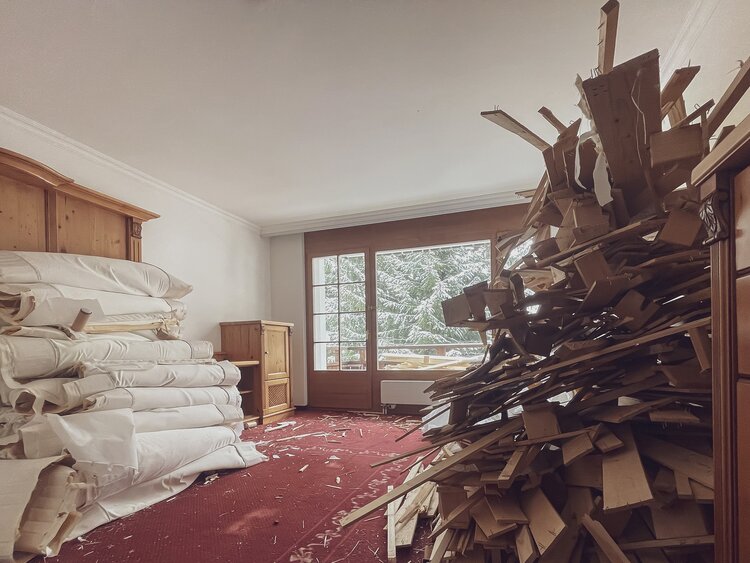 In den Zimmern liegt das herausgerissene Material des Umbaus im Hotel Waldhuus Davos.  | © Davos Klosters Mountains