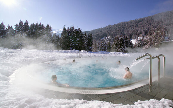 Im geheizten Aussenbecken vom Erlebnisbad eau-là-là kann der Winter genossen werden.  | © Foto: Destination Davos Klosters