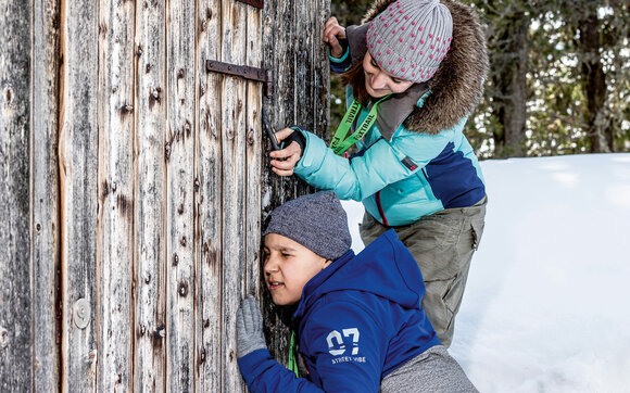 Zwei Kinder beim Rätseln auf dem Foxtrail in Davos.  | © Destination Davos Klosters | Andrea Badrutt