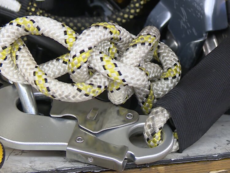 Man sieht einen Karabiner mit einem gelb-weissen verknoteten Seil. | © Rondo News Fokus - suedostschweiz.ch