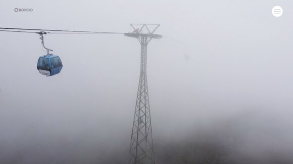 Einzelne blaue Gondel der Schiferbahn fährt in den Nebel. | © Rondo News Fokus - suedostschweiz.ch