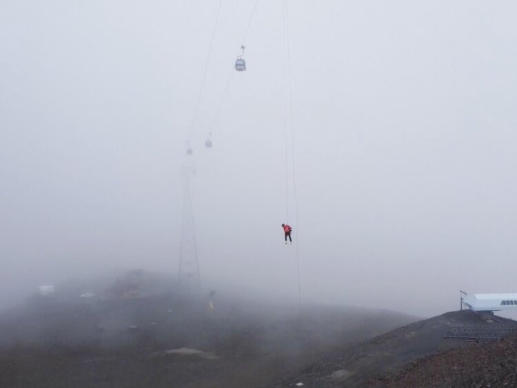 Eine Person wird aus der Schiferbahn abgeseilt. | © Rondo News Fokus - suedostschweiz.ch