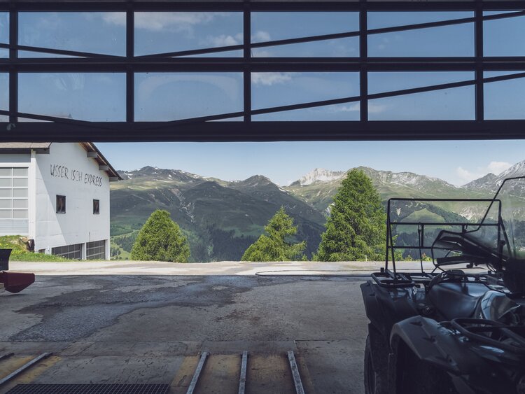 Blick aus der Werkstatt des Pistenbully-Mechanikers Frigo direkt auf die Talstation des Liftes Usser Isch auf dem Jakobshorn. | © Davos Klosters Mountains