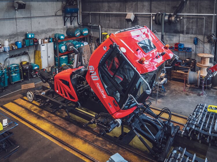 Ein roter Pistenbully Modell 600 steht in der Werkstatt auf dem Jakobshorn. | © Davos Klosters Mountains