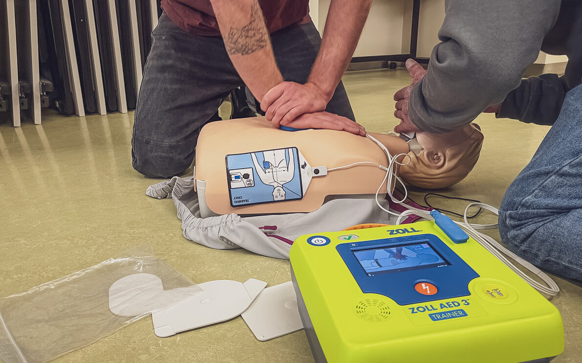 Männliche Person führt Herzdruckmassage an Dummy aus.  | © Davos Klosters Mountains 