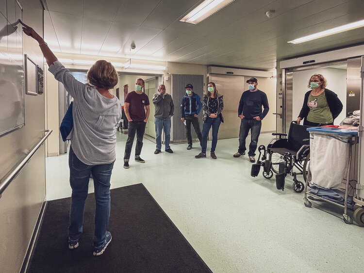 Mehrere Personen im Kreis stehend werden von Krankenschwester untererrichet | © Davos Klosters Mountains 