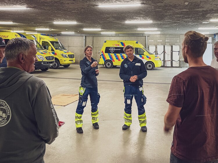 Mehrere Personen im Kreis stehend werden von Sanitäter geschult  | © Davos Klosters Mountains 