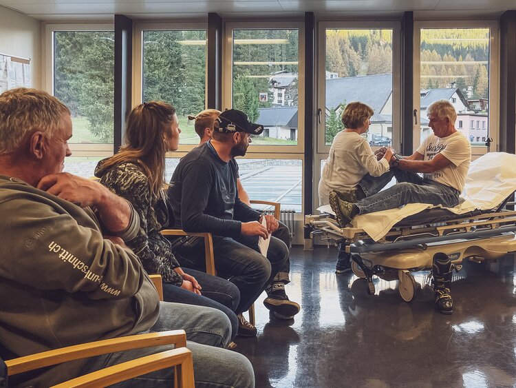 Gruppe auszubildende Patrolleure wird an einem Statisten geschult.  | © Davos Klosters Mountains 