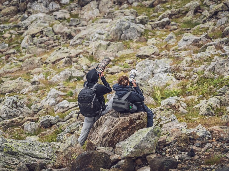 Zwei Fotografen fotogarfieren mit ihrem Teleobjektiv die Wildtiere auf Parsenn. | © Davos Klosters Mountains