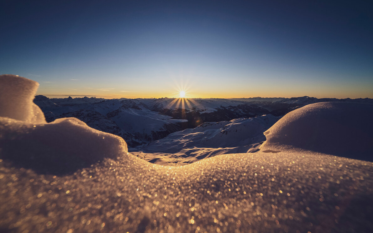 Traumhafter Sonnenuntergang im Winter auf dem Weissfluhgipfel im Skigebiet Parsenn. | © Davos Klosters Mountains